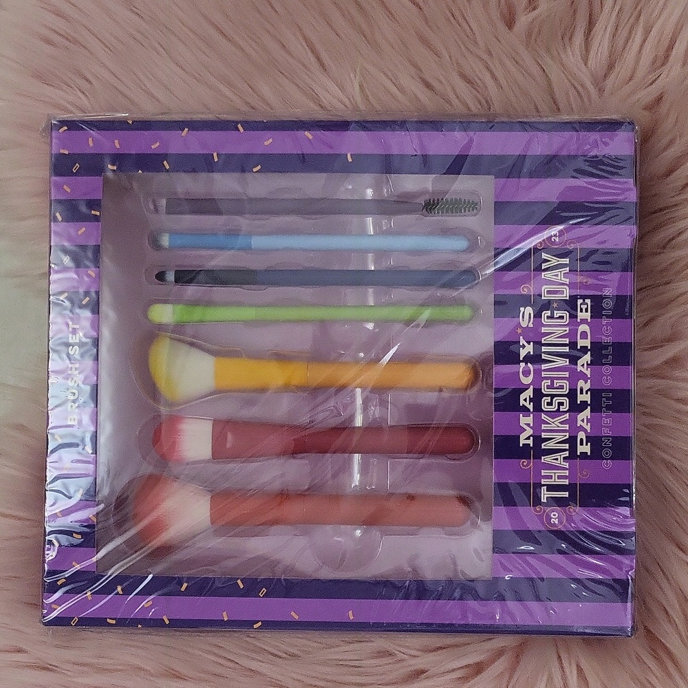 Brand New MACY'S THANKSGIVING DAY BRUSH SET